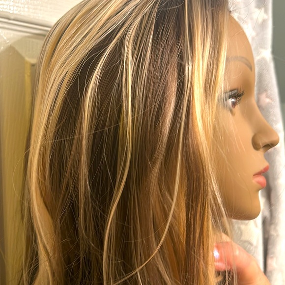 Stunning synthetic wig - Picture 7 of 9
